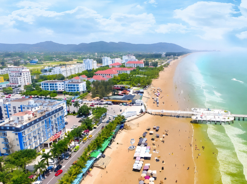 Biển Hải Tiến nằm tại huyện Hoằng Hóa, Thanh Hóa, là điểm du lịch biển phù hợp cho kỳ nghỉ gia đình và nhóm bạn. 