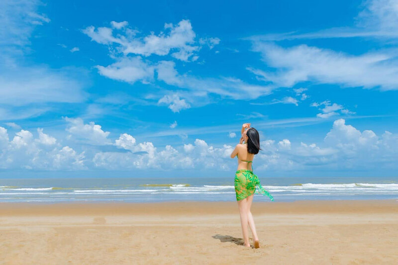 Tắm biển, đi dạo trên bãi cát và ngắm bình minh là những trải nghiệm không nên bỏ lỡ tại Hải Tiến. 