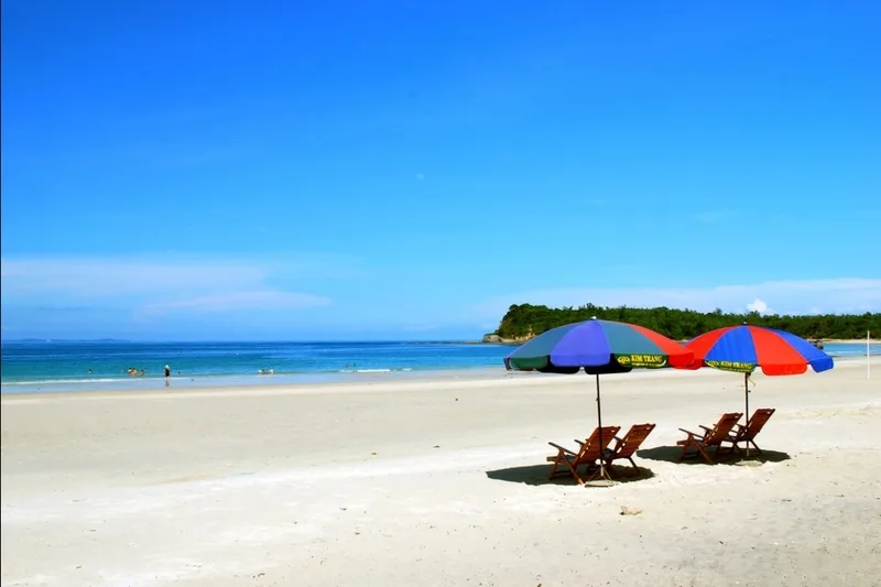 Các bãi biển ở Quan Lạn gây ấn tượng với nước biển trong, bờ cát dài và khung cảnh tự nhiên thư thái.