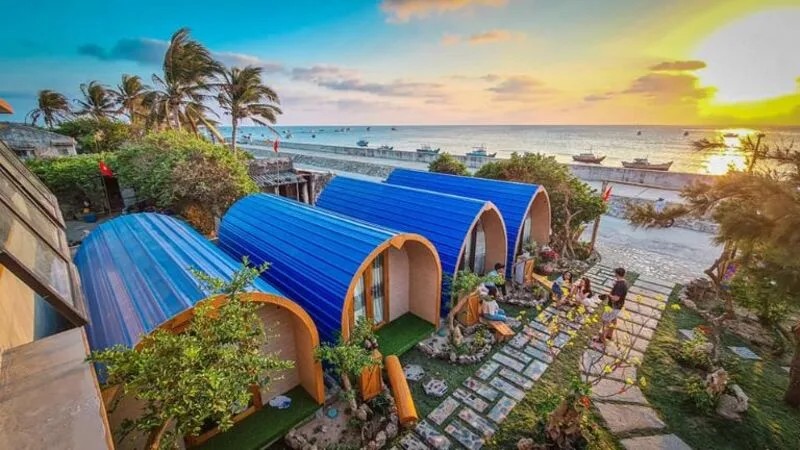 Quan Lạn có nhiều lựa chọn lưu trú như homestay, nhà nghỉ, khách sạn nhỏ và resort gần biển.