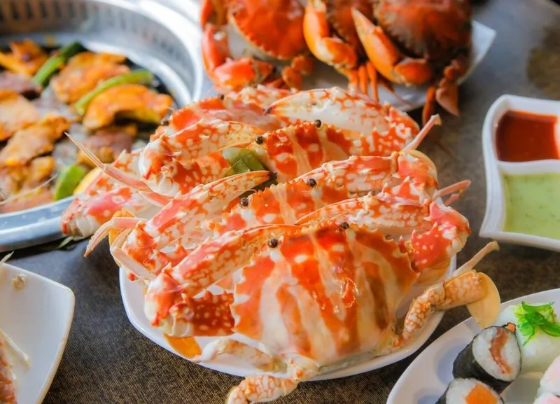 Hải sản tươi như sá sùng, cù kỳ, bề bề, mực và tu hài là những món nên thử khi đến Quan Lạn.