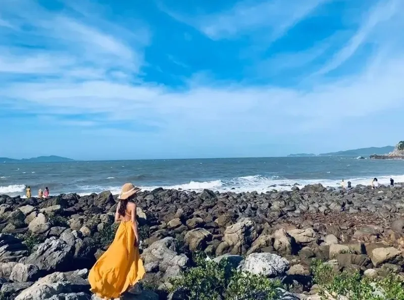 Quan Lạn phù hợp với những người yêu biển hoang sơ, thích nghỉ dưỡng yên tĩnh và muốn tránh các điểm du lịch quá đông đúc.