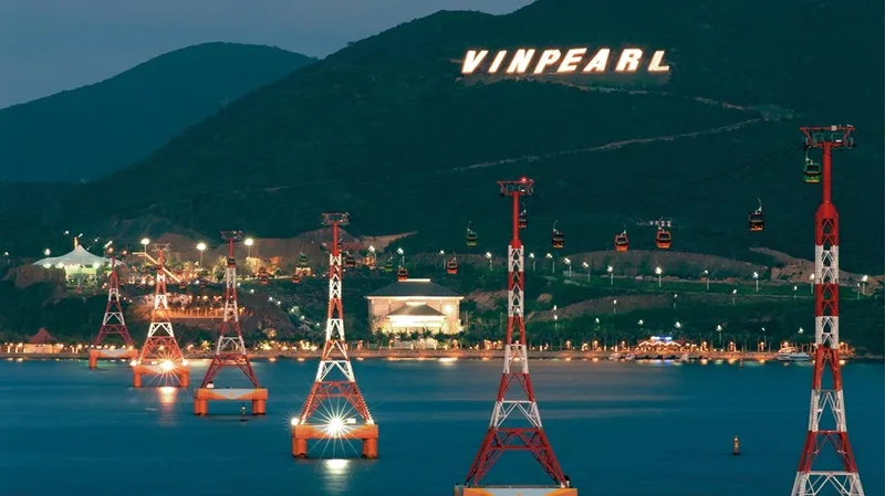 Toàn cảnh phân khu Vinpearl Harbour lộng lẫy bên vịnh Nha Trang lúc hoàng hôn.