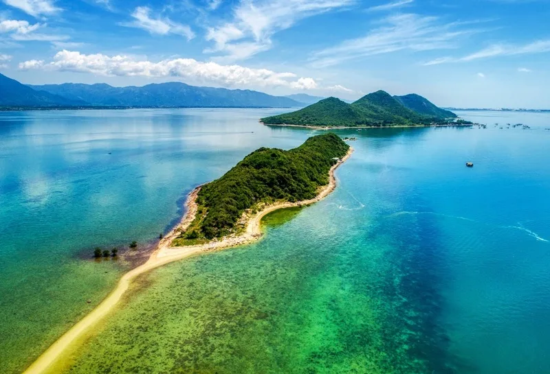 Độc đáo con đường cát trắng đi bộ giữa biển khơi tại đảo Điệp Sơn.