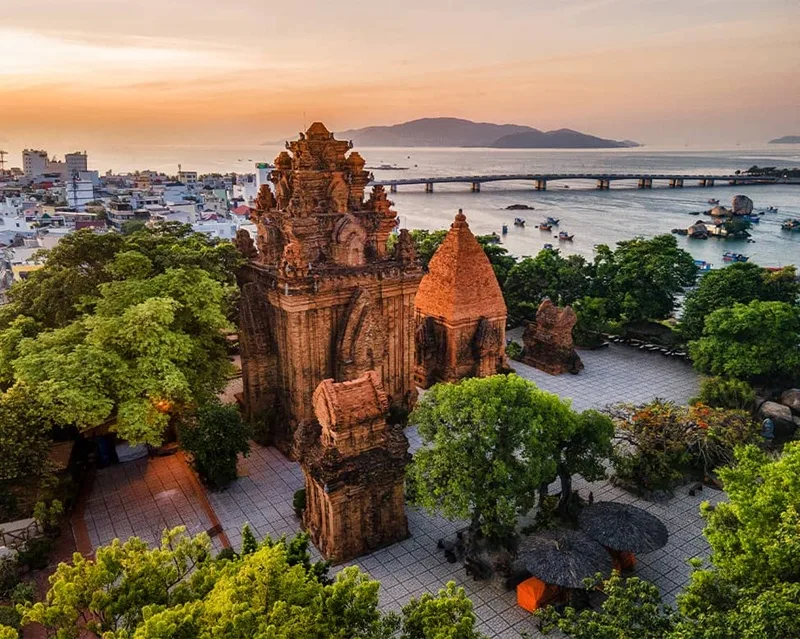 Kiến trúc đền tháp Chăm Pa cổ kính vượt thời gian tại tháp Bà Ponagar.
