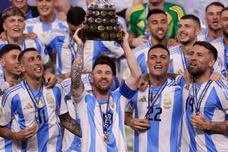 Messi vỡ òa hạnh phúc cùng đội tuyển Argentina sau chức vô địch Copa América 2021.