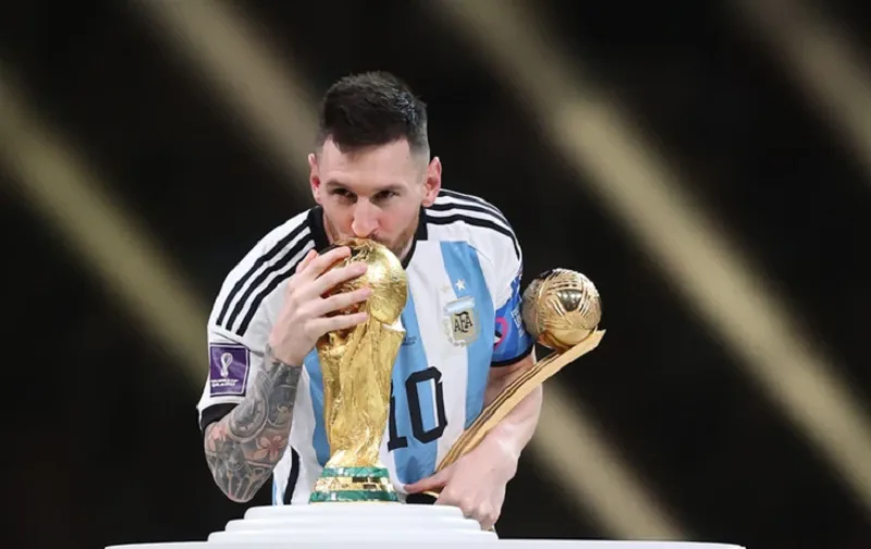 Chiếc cúp vàng World Cup 2022 chính là bệ phóng cho Quả bóng vàng thứ 8 của Messi.