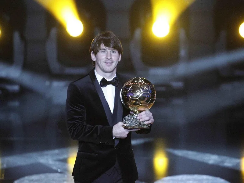 Lionel Messi kiêu hãnh nâng cao danh hiệu Quả bóng vàng đầu tiên trong sự nghiệp vào năm 2009.