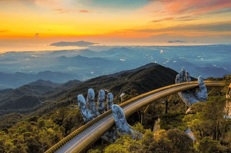 Cầu Vàng tại Sun World Ba Na Hills – Biểu tượng du lịch đẳng cấp quốc tế của thành phố Đà Nẵng.