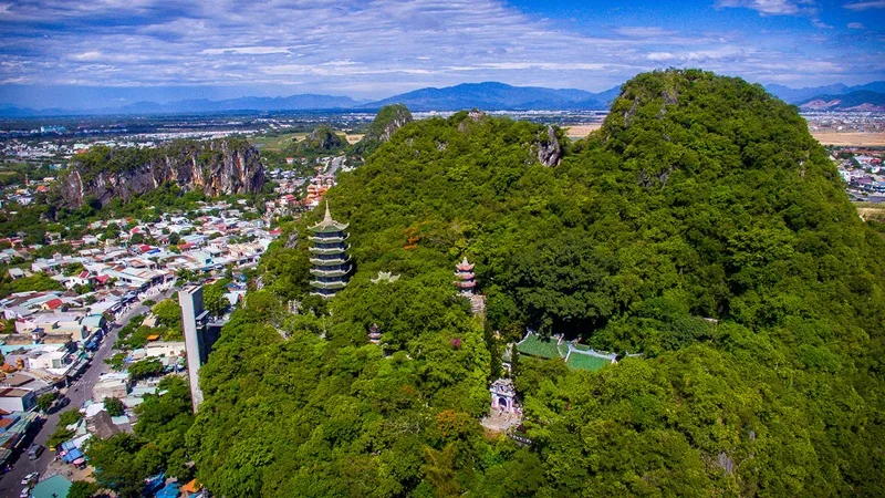 Ánh sáng mặt trời huyền ảo xuyên qua trần động Huyền Không tại danh thắng Ngũ Hành Sơn.