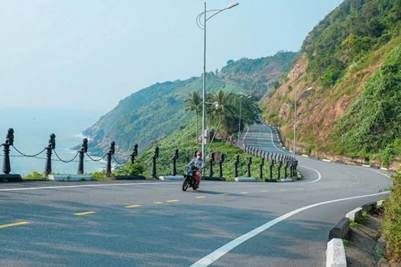 Phượt xe máy khám phá các địa điểm du lịch Đà Nẵng là trải nghiệm tự túc được giới trẻ yêu thích.