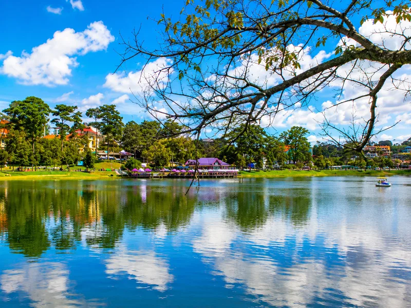 Hồ Xuân Hương là điểm khởi đầu thuận tiện khi chưa biết chơi gì ở Đà Lạt, phù hợp để đi bộ, đạp xe và ngắm cảnh trung tâm.