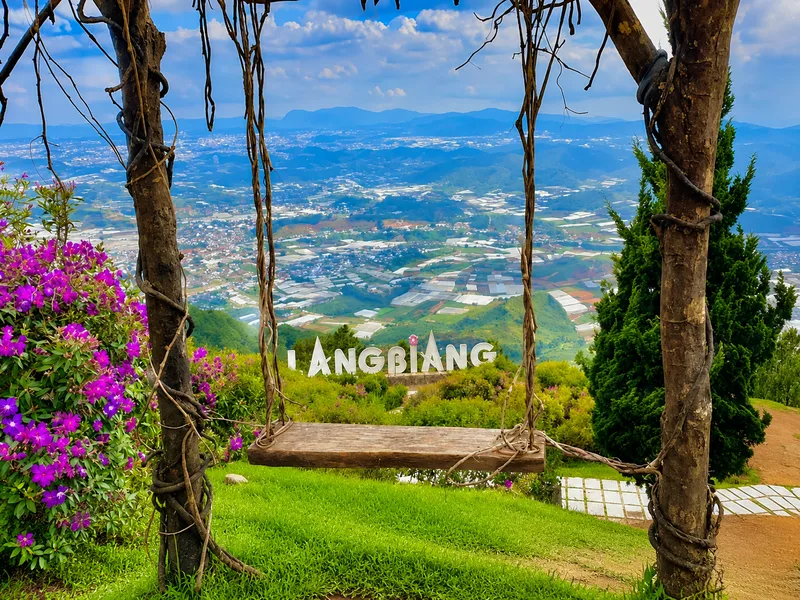 Ngắm cảnh, trekking, chụp ảnh và tìm hiểu văn hóa địa phương là những trải nghiệm đáng thử tại Langbiang.
