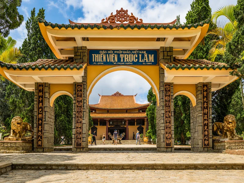 Thiền viện Trúc Lâm mang đến không gian yên tĩnh, thường được kết hợp tham quan cùng hồ Tuyền Lâm trong cùng hành trình.
