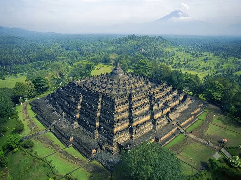 Borobudur tại Indonesia được Guinness ghi nhận là chùa lớn nhất thế giới nếu xét theo danh hiệu đền Phật giáo lớn nhất.