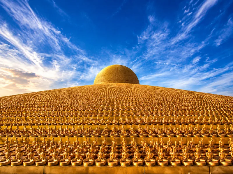 Wat Phra Dhammakaya nổi bật với khuôn viên rộng và kiến trúc hiện đại phục vụ các nghi lễ Phật giáo quy mô lớn.