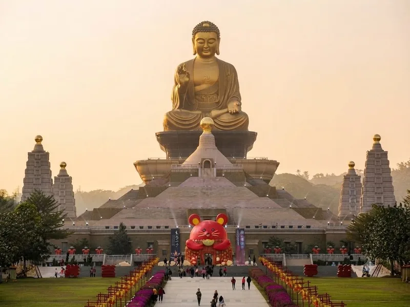 Fo Guang Shan là quần thể Phật giáo hiện đại quy mô lớn với nhiều bảo tháp và tượng Phật nổi bật.