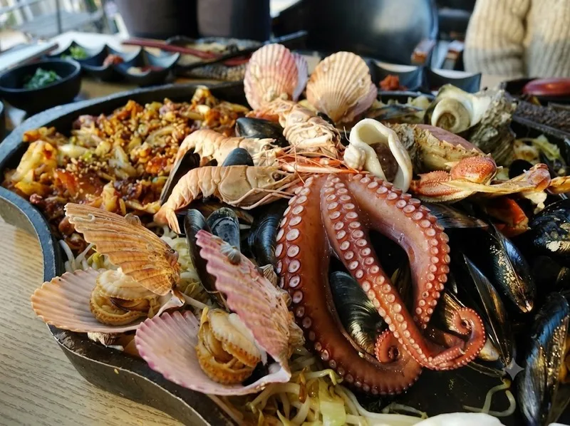 Ẩm thực đảo Jeju Hàn Quốc nổi bật với hải sản tươi, heo đen Jeju và những đặc sản địa phương.