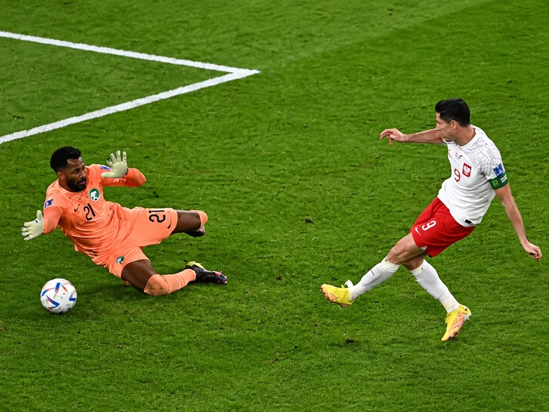 Robert Lewandowski chạy chỗ và dứt điểm cực kỳ quyết đoán và hiệu quả